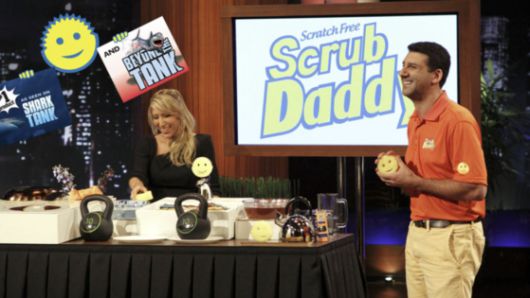 2012년 샤크탱크 출연 당시 투자자 로리 그라이너(왼쪽), 창업자 애런 크라우스(오른쪽). 스크럽대디