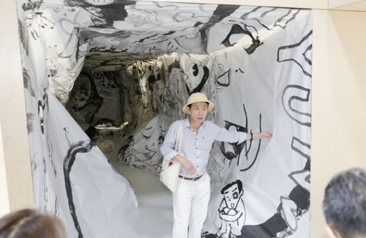 윤재갑 전남국제수묵비엔날레 총감독이 비엔날레 정식 개막에 앞서 지난 27일 전남 목포 실내체육관에서 프레스 데이를 갖고 작품을 소개하고 있다. 뉴스1