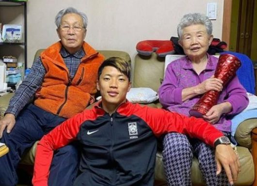 카타르월드컵 포르투갈전 최우수선수 트로피를 조부모에게 선물한 황희찬. [사진 황희찬 SNS]