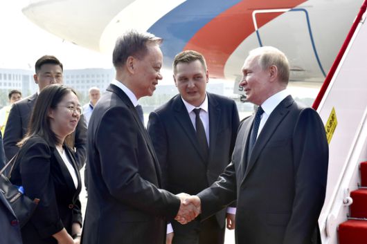 북한 최고지도자가 천안문 열병식에 마지막으로 참석한 지난 1959년 중국 건국 10주년 기념열병식에 호찌민(왼쪽) 베트남 국가주석 마오쩌둥(가운데) 중국공산당 주석, 니키타 흐루쇼프(오른쪽) 소련공산당 서기장이 군대 사열을 지켜보고 있다. 바이두 캡처