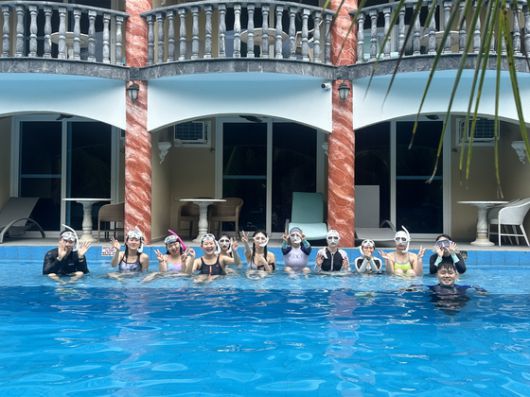 보홀로 여행을 떠난 밍글링 투어 참가자들. 사진 하나투어