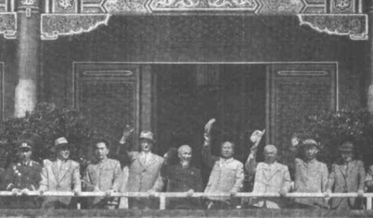 북한 최고지도자가 천안문 열병식에 마지막으로 참석한 지난 1959년 중국 건국 10주년 기념열병식에 김일성(왼쪽) 북한 국가주석과 저우언라이(오른쪽) 총리가 군대 사열을 지켜보고 있다. 바이두 캡처