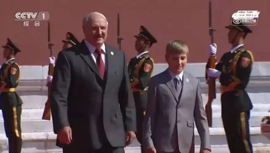 지난 2015년 9월 3일 승전 70주년 기념식에 알렉산더 루카셴코 벨라루스 대통령과 3남 니콜라이 루카셴코가 기념 촬영을 위해 이동하고 있다. 베이징대학 교환학생으로 중국에 유학중인 니콜라이는 지난 2015년에 이어 오는 3일 천안문에 다시 오를 가능성이 크다. 위챗 캡처