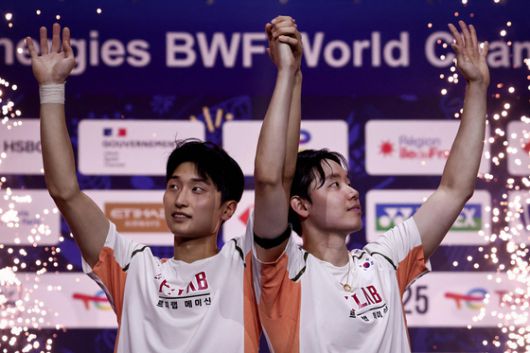 시상식에서 팬들의 환호에 답하는 서승재(오른쪽)-김원호 조. AFP=연합뉴스