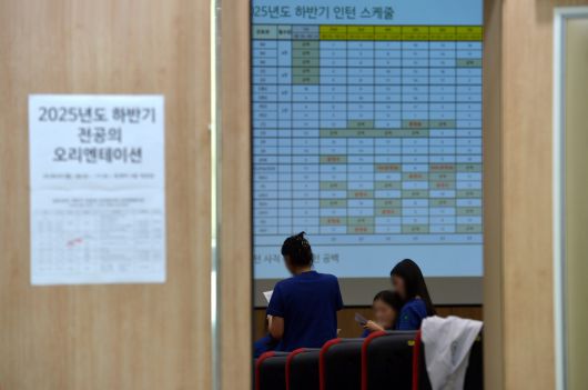 극심한 의정 갈등으로 사직한 전공들의 상당수가 수련 병원으로 복귀한 1일 대전의 한 대학병원으로 출근한 전공의들이 오리엔테이션에 참여하고 있다.김성태 객원기자