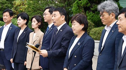 국회 법사위 소속 더불어민주당 김용민 간사가 1일 경기도 의왕시 서울구치소에서 윤석열 전 대통령 관련 CCTV를 열람한 후 브리핑하고 있다. 국회사진기자단