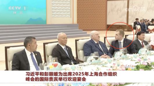 지난달 31일 톈진 상하이협력기구(SCO) 정상회담 환영만찬 VIP 테이블에 알렉산더 루카셴코(왼쪽 세번째) 벨라루스 대통령 옆에 3남 니콜라이 루카셴코(붉은 동그라미)가 앉았다. 베이징대학 교환학생으로 중국에 유학중인 니콜라이는 지난 2015년에 이어 오는 3일 천안문에 다시 오를 가능성이 크다. CC-TV 캡처