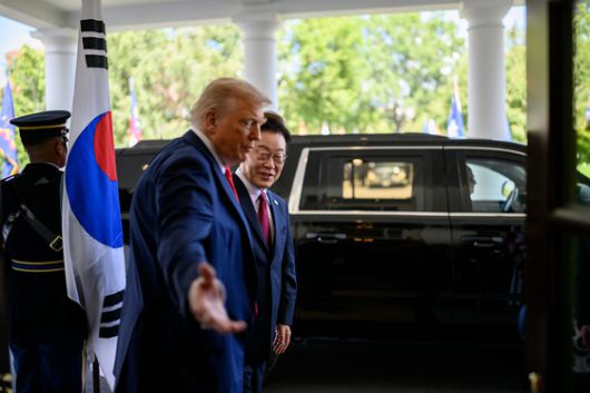 지난달 25일(현지시간) 미국 워싱턴DC 백악관 오벌오피스에서 열린 이재명 대통령과 도널드 트럼프 대통령의 한미 정상회담 당시 사진을 백악관이 1일 사진 공유 사이트를 통해 공개했다. 사진 백악관 플리커