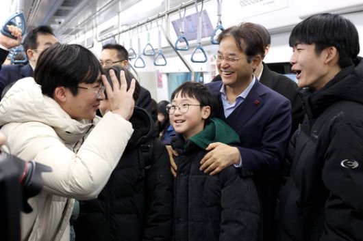 이동환 고양시장은 지난달 21일 고양종합운동장에서 중앙일보와 취임 3주년 인터뷰를 갖고 “시는 고양경제자유구역 추진과 함께 일산테크노밸리, 고양방송영상밸리, 킨텍스 제3전시장 등 대규모 자족 기반 조성을 본격적으로 추진하면서 기업과 일자리가 모이는 산업 벨트를 조성하고 있다”고 말했다. 사진 고양시