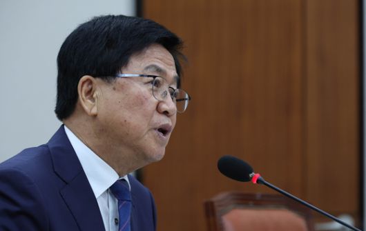 최교진 교육부 장관 후보자가 2일 국회 교육위원회 전체회의에서 열린 인사청문회에서 의원들 질의에 답하고 있다. 임현동 기자