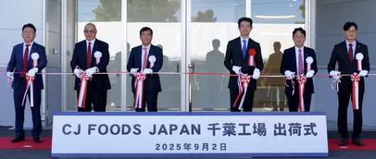 국내 식품 업계에선 처음으로 일본에 지바현 기사라즈시에 생산시설을 세운 CJ제일제당이 공장 준공을 기념해 2일 테이프 커팅식을 갖고 있다. 왼쪽부터 오재석 CJ제일제당 식품COO, 그레고리 옙 식품사업부문 대표, 강신호 부회장, 구마가이 도시히토 치바현 지사, 김병규 CJ푸즈 재팬 법인장, 이철성 치바 공장장
