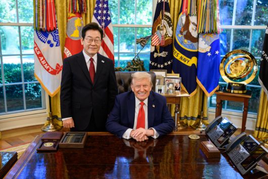 지난달 25일(현지시간) 미국 워싱턴DC 백악관 오벌오피스에서 열린 이재명 대통령과 도널드 트럼프 대통령의 한미 정상회담 당시 사진을 백악관이 1일 사진 공유 사이트를 통해 공개했다. 사진 백악관 플리커