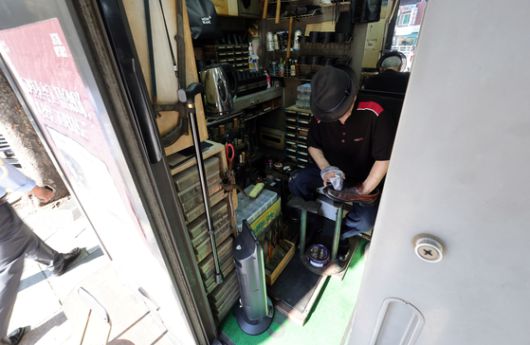 구두수선공 조모(75)씨가 한 손님이 맡긴 구두를 닦고 있다. 강정현 기자