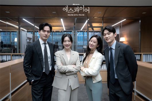 극중 법무법인 율림 변호사들. 왼쪽부터 윤석훈(이진욱), 강효민(정채연), 허민정(전혜빈), 이진우(이학주). 사진 SLL, 비에이엔터테인먼트, 스튜디오S