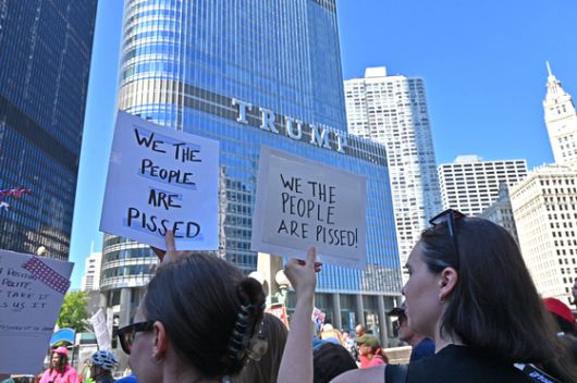 지난 1일(현지시간) 미국 일리노이주 시카고 트럼프 타워 앞에서 시위대가 도널드 트럼프 대통령의 주방위군 투입 계획에 항의하고 있다. 트럼프 대통령은 워싱턴 D.C.와 로스앤젤레스(LA)에 대규모 병력을 투입했던 것처럼 시카고에도 같은 조치를 검토 중이다. EPA=연합뉴스