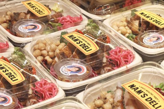 프리미엄 델리 전문관에선 태국 전통 메뉴를 선보이는 ‘남스 델리’(위 사진), 중식 대가 여경래 셰프와 협업한 상하이 만두 브랜드 ‘구오 만두’, 흑백요리사 출신 장호준 셰프의 ‘에그롤린’ 등을 만날 수 있다.