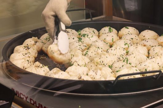 프리미엄 델리 전문관에선 태국 전통 메뉴를 선보이는 ‘남스 델리’, 중식 대가 여경래 셰프와 협업한 상하이 만두 브랜드 ‘구오 만두’(위 사진), 흑백요리사 출신 장호준 셰프의 ‘에그롤린’ 등을 만날 수 있다.