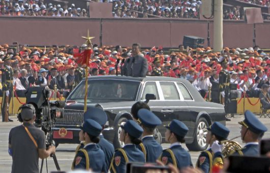 3일 중국 베이징에서 열린 군사 퍼레이드에서 함선 기반 방공 무기 부대가 천안문 광장을 행진하고 있다. 신화=연합뉴스