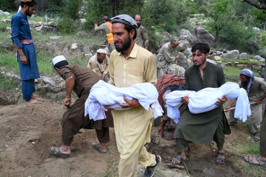 1일(현지시간) 지진 피해 사망자 시신 옮기는 아프간인들. AFP=연합뉴스