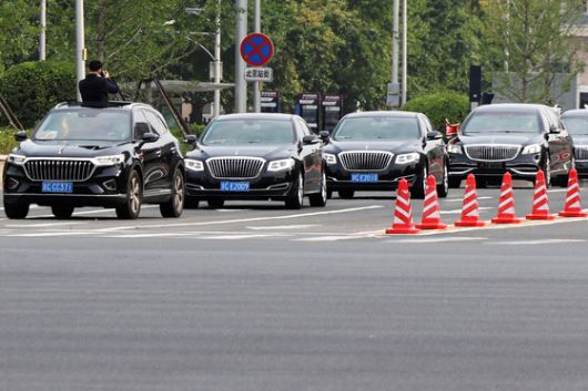 2일 김정은(가운데) 북한 국무위원장이 중국 전승절 기념 행사에 참석하기 위해 베이징에 도착했다. 김 위원장 뒤로 딸인 김주애로 보이는 여성의 머리가 보인다. 신화=연합뉴스