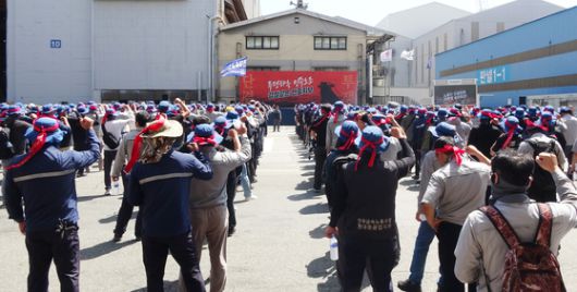 HD현대중공업 노조 조합원들이 지난달 29일 울산조선소에서 파업 집회를 하고 있다. 뉴스1