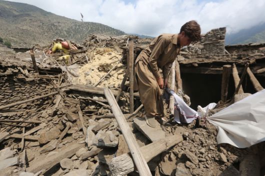 지진이 발생한 아프간 동부 낭가르하르주 다라에누르 지역에서 소지품을 회수하고 있다. EPA=연합뉴스