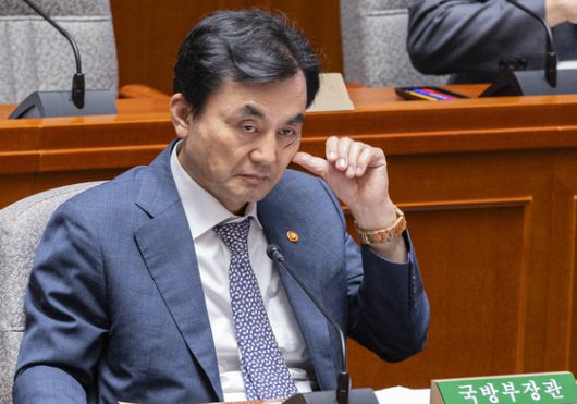 안규백 국방부 장관이 지난 1일 국회에서 열린 예산결산특별위원회 전체회의에 출석해 의원 질의를 기다리고 있다. 연합뉴스
