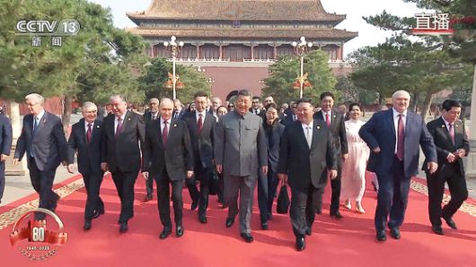 (왼쪽부터)블라디미르 푸틴 러시아 대통령과 시진핑 중국 국가 주석, 김정은 북한 국무위원장이 3일 중국 베이징 톈안먼광장에서 열린 전승절 80주년 기념 대규모 열병식에 참석했다. 연합뉴스