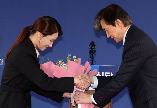 강미정 조국혁신당 대변인이 4일 서울 여의도 국회 소통관에서 당내 성비위 의혹과 관련한 탈당 기자회견을 하고 있다. 연합뉴스