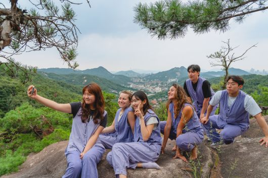 템플스테이 참가자들이 금선사 경내의 야트막한 언덕에 올라 명상을 즐긴 뒤 기념사진을 담고 있다. 백종현 기자