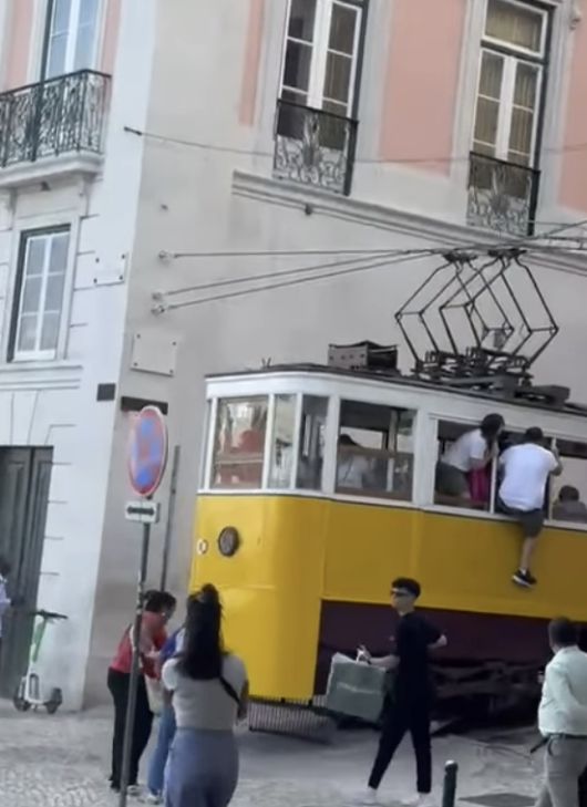 포르투갈 리스본에서 3일(현지시간) 전차 탈선 사고 당시 탑승한 승객들이 탈출하고 있다. 사진 인스타그램 캡처