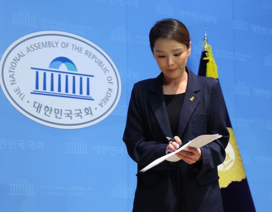 조국 조국혁신당 당시 대표가 2024년 3 12일 서울 영등포구 당사에서 열린 강미정 아나운서 입당 기자회견에서 강 아나운서에게 꽃다발을 전달하고 있다. 뉴시스