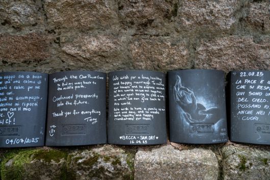 외국인 방문객들이 남긴 다양한 기와불사. 백종현 기자