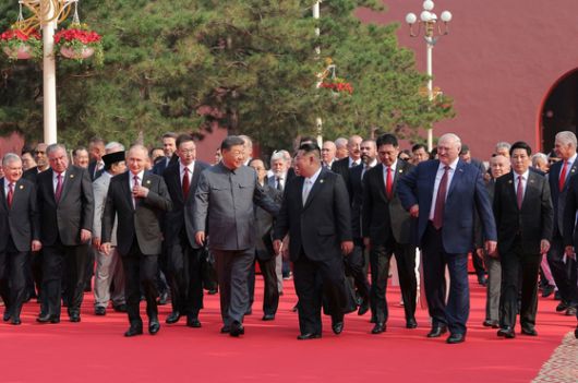 북한 노동당 기관지 노동신문은 3일 김정은 당 총비서가 중국인민항일전쟁 및 세계반파쇼전쟁승리(전승절) 80돌(주년) 기념행사에 참석한 사실을 4일 보도했다. 뉴스1