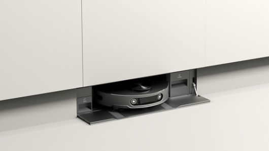 LG전자가 사용할 때만 모습을 보이는 빌트인 디자인과 본체와 스테이션 모두에 강력한 스팀 기능을 장착한 로봇청소기 신제품을 내달 5일 유럽 최대 가전 전시회 IFA 2025에서 선보인다.  사진은 싱크대 걸레받이 부분에 설치가 가능한 빌트인형 '히든 스테이션'의 모습. 뉴스1