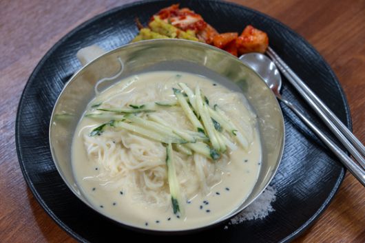 골굴사에서 맛본 콩국수. 외국인 참가자들도 엄지를 들어 올리며 호평했다. 백종현 기자