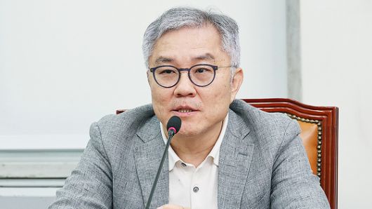 조국 혁신정책연구원장이 4일 서울 종로구 조계사를 방문, 총무원장 진우스님을 예방하고 있다. 연합뉴스