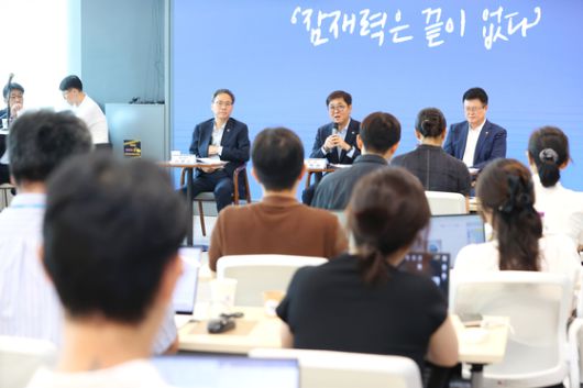 최휘영 문화체육관광부 장관이 4일 서울 서대문구 모두예술극장에서 열린 기자간담회에서 발언하고 있다. 그는 "문화 재정 비중이 전체 예산의 2%는 돼야 한다"고 말했다. 현재는 1.3% 수준이다. 연합뉴스