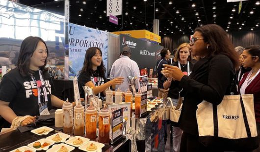 CJ제일제당이 지난 5월 미국 시카고에서 열린 ‘2025 NRA쇼’에서 소스 제품을 선보이고 있다. [사진 각사]