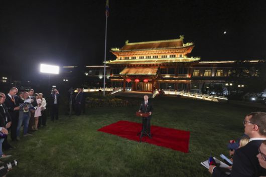 블라디미르 푸틴 러시아 대통령이 3일(현지시간) 중국 베이징에서 열린 기자회견에서 발언하고 있다. AP=연합뉴스