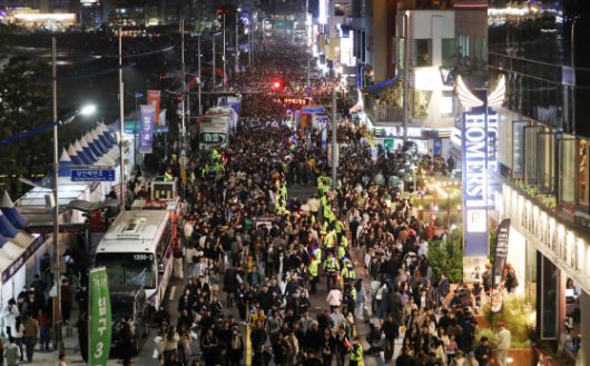 지난해 11월 9일 열린 '제18회 부산불꽃축제'를 찾은 관람객. 뉴스1