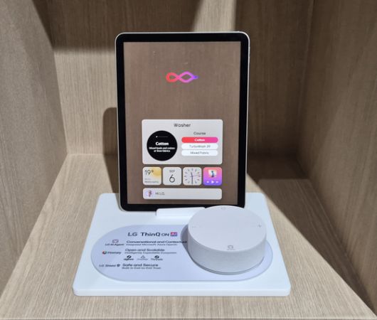 4일(현지시간) 독일 베를린에서 열린 'IFA 2025'에서 LG전자가 벽에 붙여 설치할 수 있는 제로 클리어런스(Zero Clearance) 힌지를 적용한 냉장고를 선보이고 있다. 이우림 기자