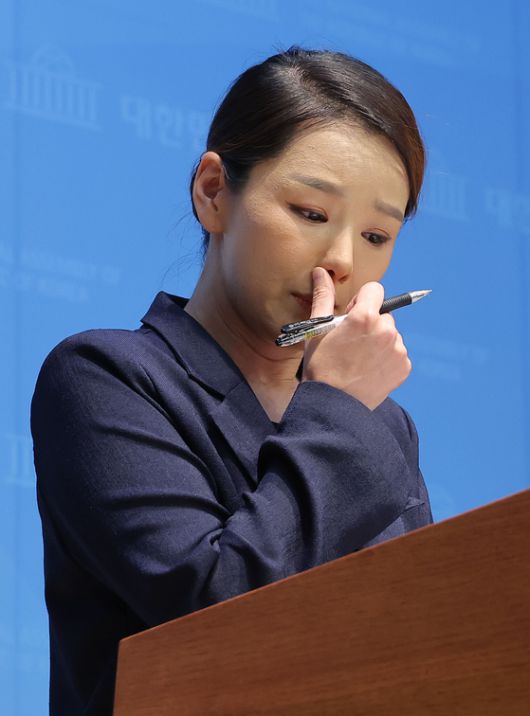 강미정 조국혁신당 대변인이 4일 국회에서 기자회견을 열고 당내 성 비위 사건을 비판하며 탈당을 선언하고 있다. [연합뉴스]
