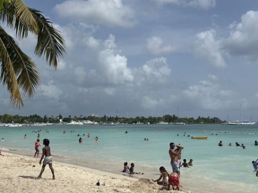 도미니카공화국의 에메랄드빛 해변과 모자반이 유입된 해변이 대비되고 있다. 천권필 기자