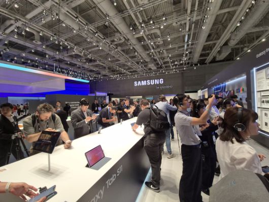 4일(현지시간) 독일 베를린서 열린 IFA 2025에서 삼성전자 전시관에 마련된 ‘비스포크 AI 패밀리허브’ 냉장고다. 냉장고 화면에 떠오른 ‘오븐에 전달’ 표시를 누르자 옆에 있는 오븐에서 요리를 만드는 데 필요한 예열(200도, 20분)이 그대로 시행된다. 이우림 기자