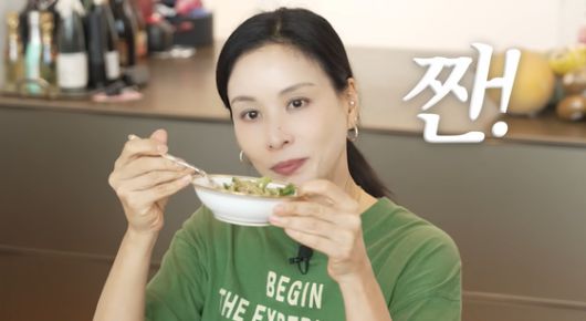 배우 고소영은 건강 관리를 위해 면 요리를 할 때는 파로면을 사용한다고 소개했다.  사진 유튜브 채널 '바로 그 고소영'