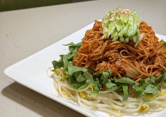 흑백요리사에 출연한 김미령 셰프가 제안한 파로면으로 만든 김치 비빔면  사진 (주)어드밴스드 퀴진