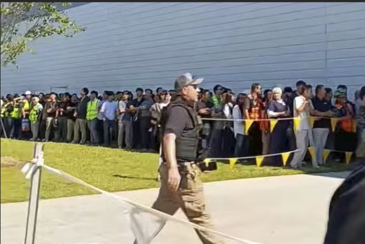 ATF는 ICE 등과 함께 합작 배터리 공장에서 약 450명의 불법 체류자를 체포함으로써 지역 사회 안전에 대한 우리의 헌신을 강조했다고 밝혔다. X