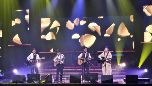 6일 열린 '쎄시봉: 라스크 콘서트' 공연에서 (왼쪽부터)김세환, 조영남, 윤형주, 송창식이 무대에서 합을 맞추는 모습. 사진 쇼플러스