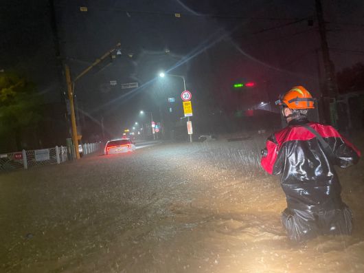 7일 오전 6시34분쯤 "전주시 완산구 색장동 주택 1층에 물이 차 2층에 2명이 갇혀 있다"는 신고를 접수한 소방당국이 현장에 출동해 해당 주택에서 주민 2명을 구조하고 있다. 사진 전북특별자치도소방본부